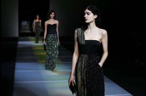 Reuters - Giorgio Armani, de 79 años, cerró la Semana de la Moda femenina de Milán. Sus diseños sorprendieron por teñir la franela de grises claros y oscuros a los que se unió el verde lima, para vestir a una mujer sencilla pero elegante. Para la noche, los vestidos largos palabra de honor o con escotes vertiginosos fueron los encargados de poner la nota de distinción en el desfile.