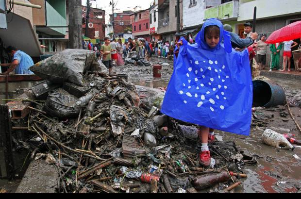 Esteban Vanegas - La creciente de la quebrada La Madera dej&#243; varios estragos en el barrio Santander, de Medell&#237;n, l&#237;mites con Bello.