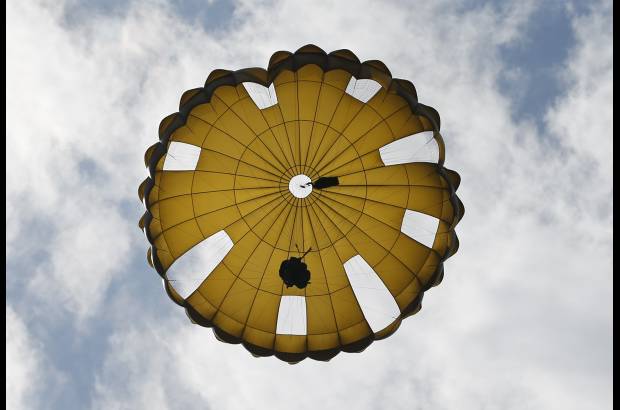 Reuters - Un soldado de la Fuerza de Autodefensa de Tierra japonesa cae en su paracaidas durante su instrucci&#243;n militar en el campo de la formaci&#243;n Higashifuji en Susono, al oeste de Tokio.