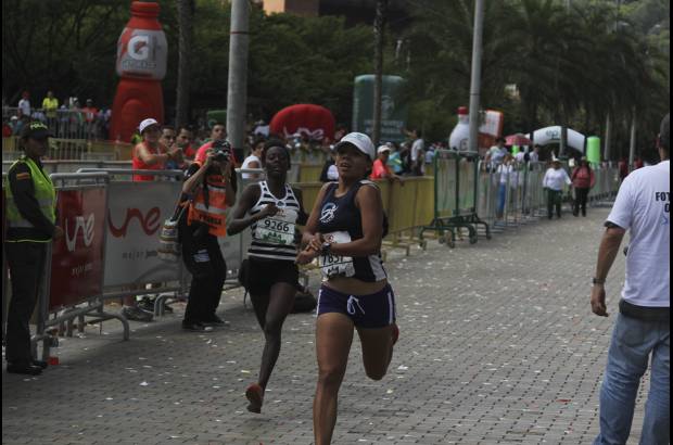 Esteban Jaramillo y Sebastián Salazar - Más de 10 mil competidores se dieron cita en esta histórica cita deportiva que se corría en las modalidades de 5, 10, 21 y 42 kilómetros.