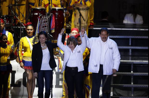 Colprensa - El vicepresidente electo, Angelino Garzón, acudió en compañía de su familia a celebrar el triunfo.