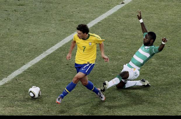 Reuters - Elano no fall&#243; y aument&#243; la ventaja con un toque de primera y esquinado en el &#225;rea tras un centro de Kak&#225;, quien hab&#237;a llegado hasta el fondo por la izquierda.