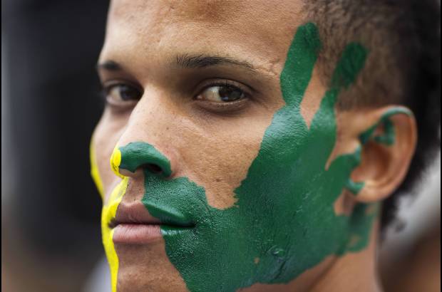 AP - En Perú, un recluso posa para una foto durante la ceremonia de apertura del campeonato de fútbol para los presos de la Prisión de Castro Castro, torneo en el que participan varias cárceles del país, a diez días del inicio de la Copa del Mundo en Brasil.