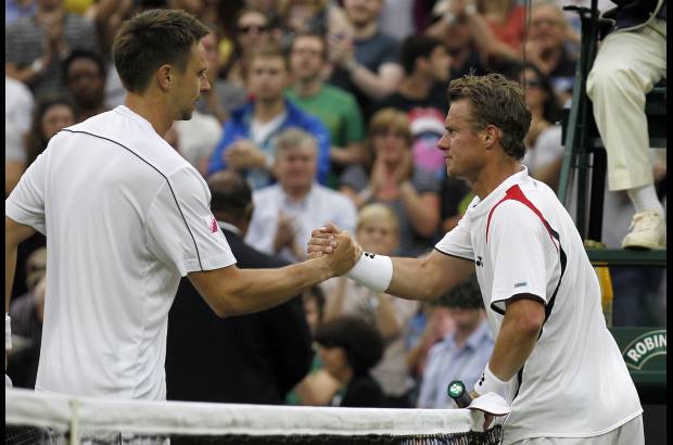 AP - El sueco Robin Soderling, quinto cabeza de serie en Wimbledon, avanz&#243; a la tercera ronda del torneo tras derrotar al australiano Lleyton Hewitt.