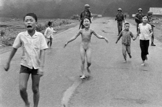 AP - La famosa fotograf&#237;a de la &quot;ni&#241;a del napalm&quot; cumple 40 a&#241;os convertida en un icono de los estragos de la guerra.
