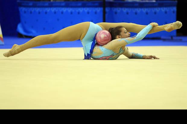 Reuters - Agilidad y flexibilidad son claves en las gimnasia r&#237;tmica.