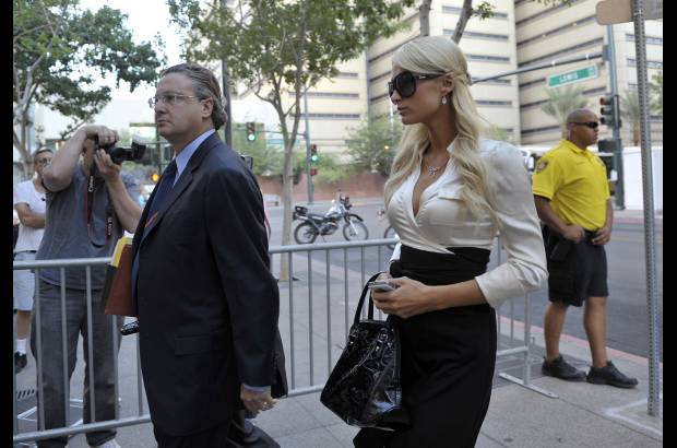 AP - Paris Hilton admiti&#243; que ten&#237;a coca&#237;na en su bolso y se declar&#243; culpable de dos cargos menores derivados de su detenci&#243;n el mes pasado en un hotel casino de Las Vegas.