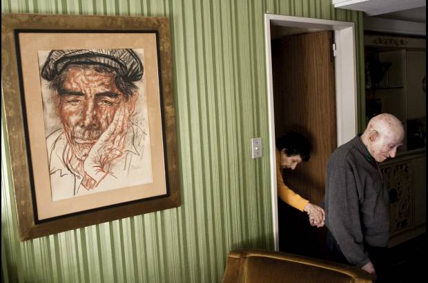 Reuters - El argentino Alejandro Kirchuk gan&#243; con su serie Never Let You Go, en la que retrata una pareja de Buenos Aires de 89 y 87 a&#241;os, que se han cuidado durante m&#225;s de 65 a&#241;os a pesar del Alzheimer de M&#243;nica.