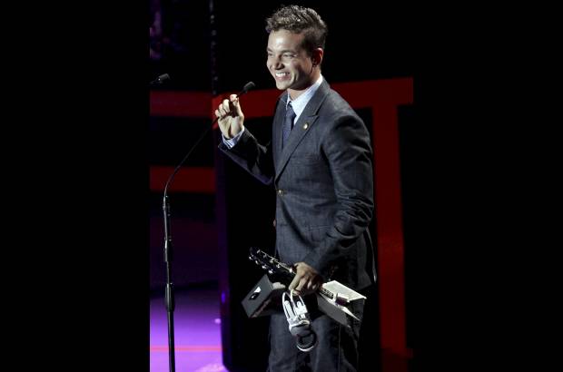 COLPRENSA - Este antioque&#241;o se convirti&#243; en el gran triunfador de la noche al llevarse dos premios m&#225;s como Mejor artista o agrupaci&#243;n urbana y agrupaci&#243;n del a&#241;o, quien sorprendido por todos sus galardones solo atin&#243; a decir &quot;no me lo creo&quot; y aprovech&#243; para dedicarle sus triunfos a los enfermos con c&#225;ncer.