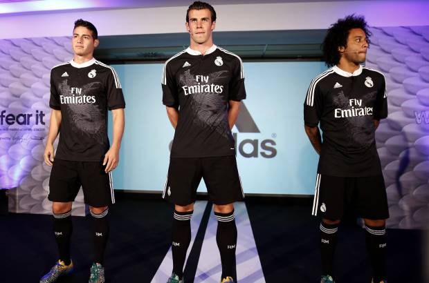 FOTO REUTERS - El Real Madrid, con James Rodr&#237;guez, Iker Casillas, Marcelo, Xabi Alonso y Gareth Bale como modelos, present&#243; la tercera camiseta que usar&#225;n en la Liga de Campeones.
