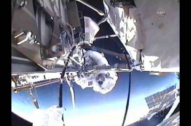 Reuters - Fueron ocho horas y siete minutos de arduas tareas para los astronautas Mike Fincke y Andres Feustel.