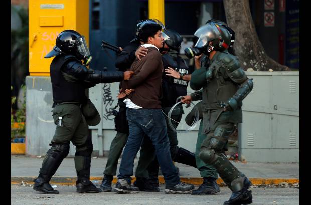 AP - Un manifestante es detenido por agentes de la Guardia Nacional Bolivariana durante las protestas contra el gobierno en Caracas esta semana.