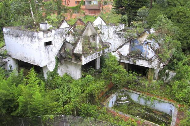 Sebasti&#225;n Aguirre - Esta es la vivienda que figura a nombre del exportero Ren&#233; Higuita. El predio, que se encuentra en proceso de extinci&#243;n de dominio, est&#225; abandonado desde hace varios a&#241;os. Esto se ha convertido en un problema permanente para los vecinos.