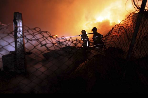 Manuel Saldarriaga - El incendio se presentó en la madrugada de este miércoles en el barrio Primavera del Municipio de Envigado. La conflagración comenzó en un deposito de maderas y las llamas alcanzaron cerca de 30 metros.