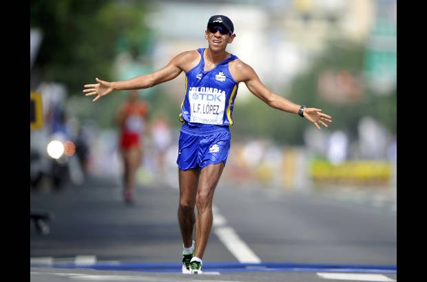 Reuters - Luis Fernando López se convirtió en el primer colombiano en lograr una medalla en un Mundial de atletismo, al ser tercero en la prueba de los 20 kilómetros marcha.