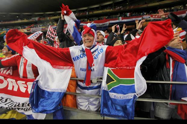 Reuters - La pasión en las tribunas del estadio Green Point.