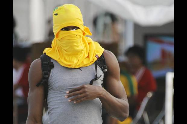 Reuters - El jamaiquino Usain Bolt esconde su cara, será por la pena después de ser eliminado de los 100 metros por una salida en falso, aunque esa eliminación ha generado gran polémica por esa norma.