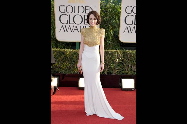 AP - Michelle Dockery, perfecta en un Alexandre Vauthier ajustado hasta el suelo en color blanco, con encaje dorado en la parte superior y cuello alto.