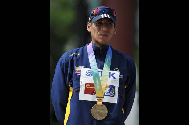 Reuters - Un hombre de la Policía, que supo sobreponerse y hoy festeja.