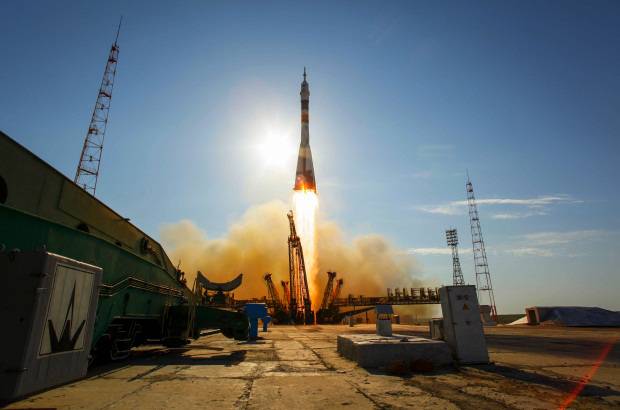 AP - La nave rusa Soyuz TMA-04M con tres tripulantes a bordo despeg&#243; este martes desde el cosm&#243;dromo de Baikonur (Kazajist&#225;n) rumbo a la Estaci&#243;n Espacial Internacional (EEI) con mes y medio de retraso por desperfectos detectados en su m&#243;dulo de descenso.