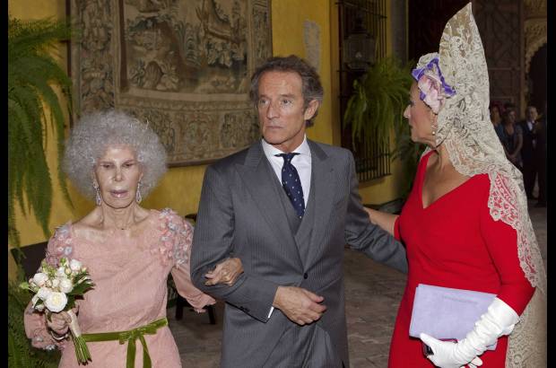 Reuters - Haciendo gala una vez m&#225;s de su escaso apego a los convencionalismos sociales, Cayetana, como se conoce en Espa&#241;a a la duquesa, dio el &quot;s&#237; quiero&quot; a Alfonso D&#237;ez, de 60 a&#241;os, en la capilla de su residencia sevillana, el Palacio de las Due&#241;as, en una ceremonia &#237;ntima a la que asistieron menos de 40 invitados por expreso deseo de los contrayentes.