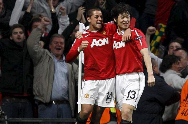 - El mexicano Javier Chicharito Hern&#225;ndez, que en la foto se abraza con el corenao Park Ji-Sung (ahora jugador del Queens Park Rangers), estar&#225; en el banco de suplentes para el duelo con el Madrid.