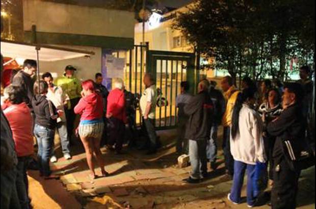 Yefferson Miranda - Pacientes hacen fila desde la madrugada para que los atiendan en un centro de salud.