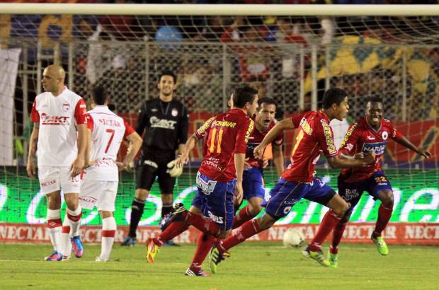 Colprensa - Con goles de Kevin Rendón para Pasto y Julián Quiñones para Santa Fe, el primer partido de la final de fútbol colombiano terminó igualado 1-1. Todo se define el domingo en Bogotá.