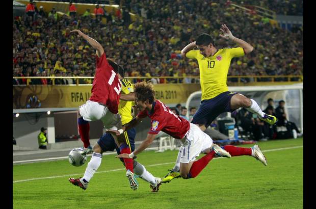 Colprensa - En los primeros ocho minutos, Colombia contabiliz&#243; en su libreta dos remates de larga distancia, uno de James Rodr&#237;guez y otro de D&#237;dier Moreno.