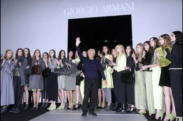 AP - Giorgio Armani, de 79 años, cerró la Semana de la Moda femenina de Milán. Sus diseños sorprendieron por teñir la franela de grises claros y oscuros a los que se unió el verde lima, para vestir a una mujer sencilla pero elegante. Para la noche, los vestidos largos palabra de honor o con escotes vertiginosos fueron los encargados de poner la nota de distinción en el desfile.