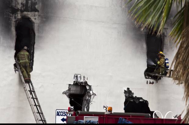 AP - Para rescatar a los sobrevivientes y los cadáveres, los organismos tuvieron que derribar varios muros.