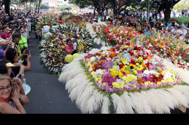 Jaime Pérez - Los silleteros, orgullosos de su consagrada actividad en la que reviven las viejas tradiciones paisas, desfilan la variedad de las flores con un atuendo que tampoco pierde la usanza.