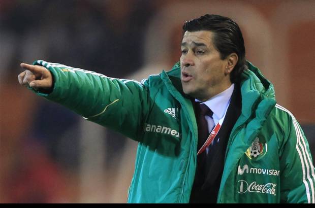 Reuters - M&#233;xico tambi&#233;n busc&#243; lo suyo con combinaciones entre Dos Santos y Ch&#225;vez por izquierda, pero nuevamente se fue inclinando m&#225;s hacia sus sectores defensivos. Ac&#225; el t&#233;cnico mexicano Luis Tena.