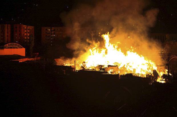 Manuel Saldarriaga - El incendio se presentó en la madrugada de este miércoles en el barrio Primavera del Municipio de Envigado. La conflagración comenzó en un deposito de maderas y las llamas alcanzaron cerca de 30 metros.