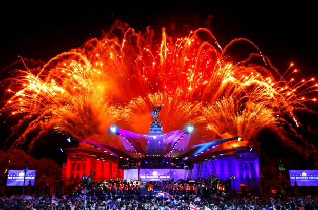 Reuters - Como no podía ser de otra manera, todos los artistas que participaron en el espectáculo volvieron a salir al escenario para cantar junto a la soberana el Dios salve a la Reina, lo que dio paso a unos espectaculares juegos artificiales.