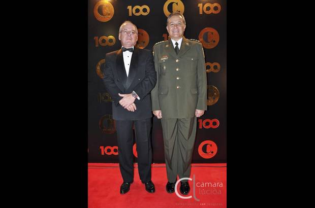 Foto Cámara Lúcida - Gustavo Vélez y el general Óscar Naranjo.