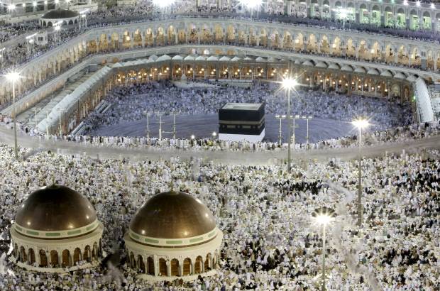 Reuters - Los fieles transitan los diez kilómetros desde La Meca hasta el valle de Mina, recreando así el viaje del profeta Mahoma hace 1400 años.