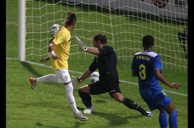 Reuters - Brasil, que hab&#237;a tenido un desempe&#241;o irregular en sus empates 0-0 con Venezuela y 2-2 con Paraguay, finalmente sac&#243; a relucir su casta de pentacampe&#243;n mundial.