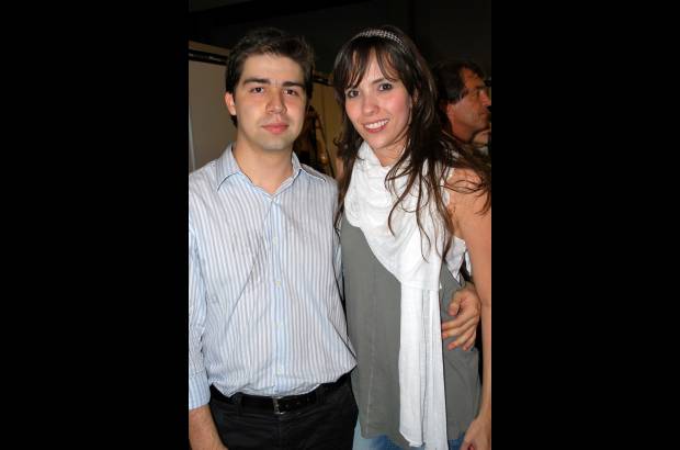 Cortes&#237;a C&#225;mara l&#250;cida - Andr&#233;s Areiza y Mar&#237;a Camila Isaza. Ella luce fular, un complemento que hace furor en la noches con camiseta.
