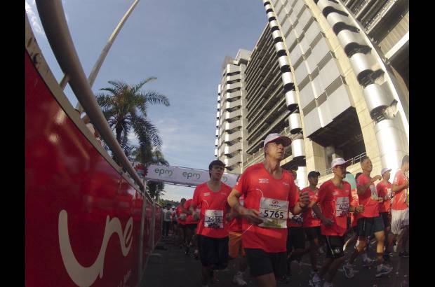 Esteban Jaramillo y Sebastián Salazar - Más de 10 mil competidores se dieron cita en esta histórica cita deportiva que se corría en las modalidades de 5, 10, 21 y 42 kilómetros.