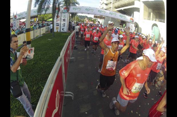 Esteban Jaramillo y Sebastián Salazar - Más de 10 mil competidores se dieron cita en esta histórica cita deportiva que se corría en las modalidades de 5, 10, 21 y 42 kilómetros.