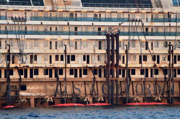 AFP - El Costa Concordia encalló el pasado 13 de enero de 2012, después de que su capitán, Francesco Schettino, se acercara demasiado a la costa de la Isla de Giglio e impactara con un escollo que rompió el casco de la embarcación y la hizo naufragar.