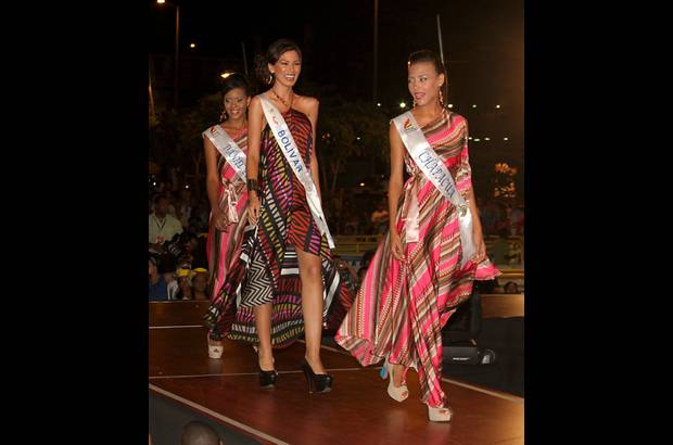 Foto Colprensa - Al acto simb&#243;lico que se desarrollo en la plazoleta de la Paz, tambi&#233;n se unieron las 32 candidatas del Reinado de la Independencia, lo que los asistentes catalogaron como una muestra de la belleza caracter&#237;stica de la mujer colombiana.