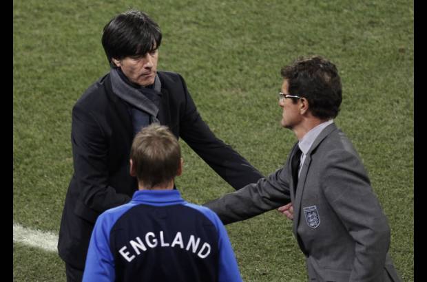 AP - Fabio Capello (der.), t&#233;cnico de Inglaterra, dijo despu&#233;s de la derrota que no renunciar&#225;, pero que dentro de poco discutir&#225; su futuro con el presidente de la asociaci&#243;n de f&#250;tbol ingl&#233;s. Capello tom&#243; el cargo en enero del 2008. El t&#233;cnico de Alemania, Joachim Loew (izq.), elogi&#243; a su joven equipo tras la magn&#237;fica goleada.