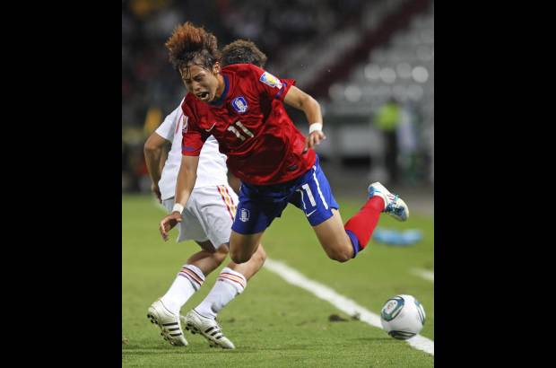 Reuters - El resto, la definici&#243;n, fue de guapeza y nervios en la cancha, y una fiesta en las gradas. Hasta que todo termin&#243; con la carrera emocionada de los espa&#241;oles hacia su portero y el desplome de los coreanos.