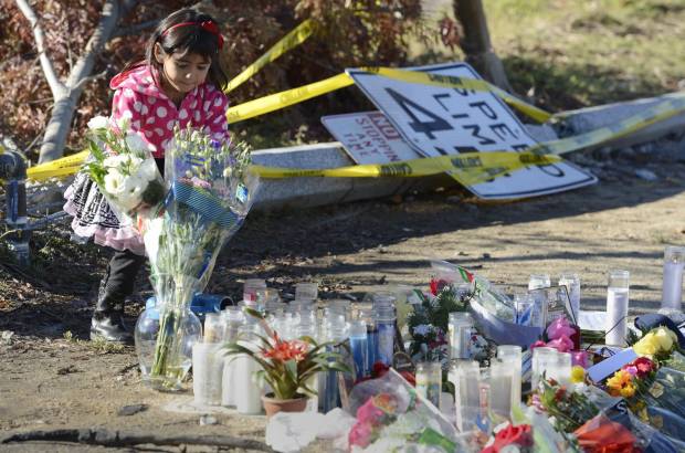 Reuters - Sus fans y amigos le llevaron flores y velas a su &#250;ltima morada.