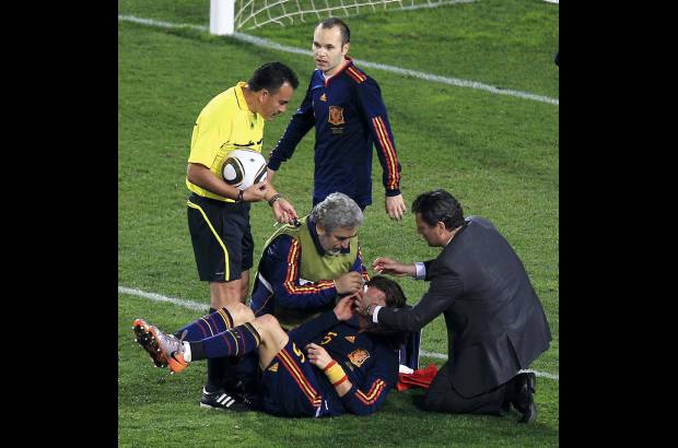 Reuters - Sergio Ramos es atendido despu&#233;s de recibir un fuerte golpe en el rostro.