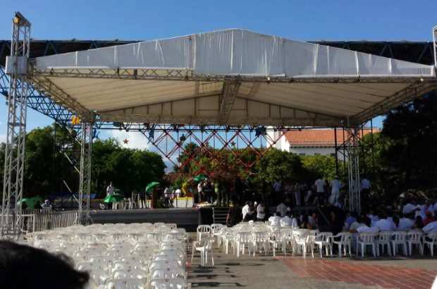 FOTOS ALEX HEREIRA - Desde la sede de medicina legal de Valledupar, el féretro con el cuerpo de Díaz fue trasladado hasta la plaza.