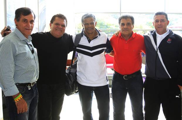 R&#243;binson S&#225;enz - En el Hotel Tryp se reunieron, antes de la fiesta en el Atanasio, exjugadores, exdirigentes y miembros actuales del plantel escarlata que celebra sus 100 a&#241;os. Abrazos y mucha emoci&#243;n entre todas estas generaciones.