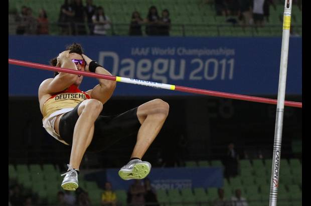 Reuters - El deportista alemán se lamenta al tumbar la vara.